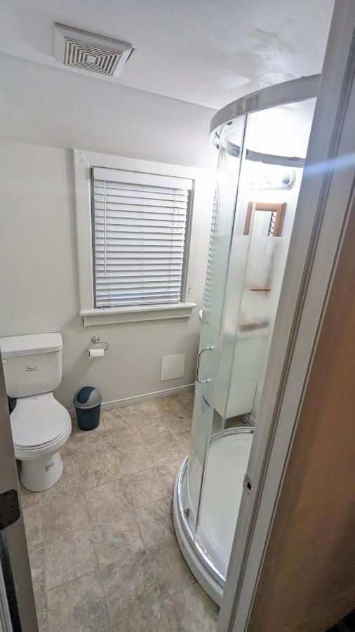 Cozy Downtown One Bedroom Free Parking Kingston Esterno foto